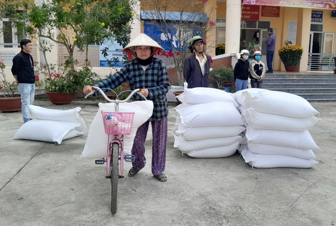 Người dân huyện Lắk, tỉnh Đắk Lắk nhận gạo hỗ trợ trong dịp Tết Nguyên đán Ất Tỵ 2025. Ảnh: TTXVN phát. potal-dak-lak-cap-phat-8781-tan-gao-ho-tro-nguoi-dan-kho-khan-dip-tet-nguyen-dan-7827009.jpg