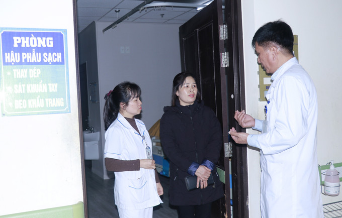 Bác sỹ Bệnh viện Đa khoa tỉnh Yên Bái tư vấn, hướng dẫn người nhà chăm sóc bệnh nhân sau mổ. Ảnh: Tuấn Anh-TTXVN potal-yen-bai-khong-ngung-nang-cao-chat-luong-kham-chua-benh-cho-nguoi-dan-7875272.jpg