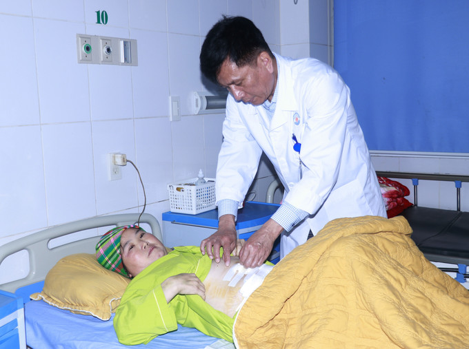 Bác sĩ Chuyên khoa II Nguyễn Mạnh Chiến, Trưởng Khoa Ngoại, Bệnh viện Đa khoa tỉnh Yên Bái kiểm tra vết mổ cho bệnh nhân sau mổ. Ảnh: Tuấn Anh-TTXVN potal-yen-bai-khong-ngung-nang-cao-chat-luong-kham-chua-benh-cho-nguoi-dan-7875273.jpg