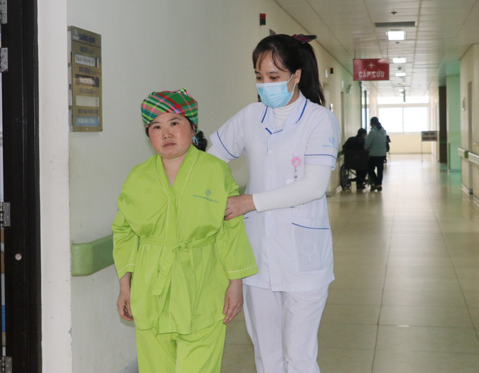 Điều dưỡng Bệnh viện Đa khoa tỉnh Yên Bái giúp bệnh nhân vận động sau mổ. Ảnh: Tuấn Anh-TTXVN potal-yen-bai-khong-ngung-nang-cao-chat-luong-kham-chua-benh-cho-nguoi-dan-7875270.jpg