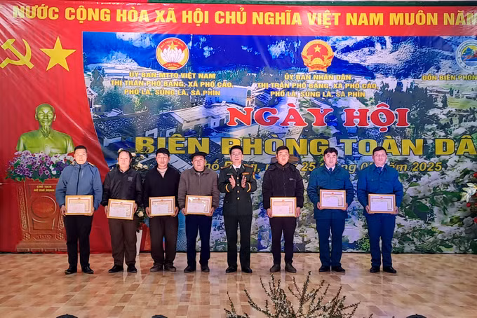 potal-soi-noi-ngay-hoi-bien-phong-toan-dan-2025-tren-cao-nguyen-da-dong-van-7873660.jpg