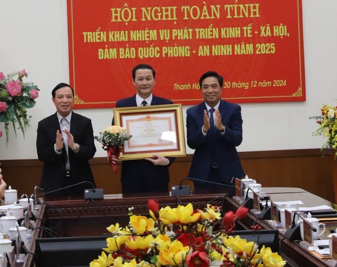 Chủ tịch UBND tỉnh Thanh Hóa Đỗ Minh Tuấn nhận Bằng khen của Thủ tướng Chính phủ vì có thành tích xuất sắc, tiêu biểu trong thi công xây dựng đường dây 500kV mạch 3. Ảnh: Hoa Mai - TTXVN potal-thanh-hoa-dat-muc-tieu-tang-truong-11-trong-nam-2025-7782075.jpg