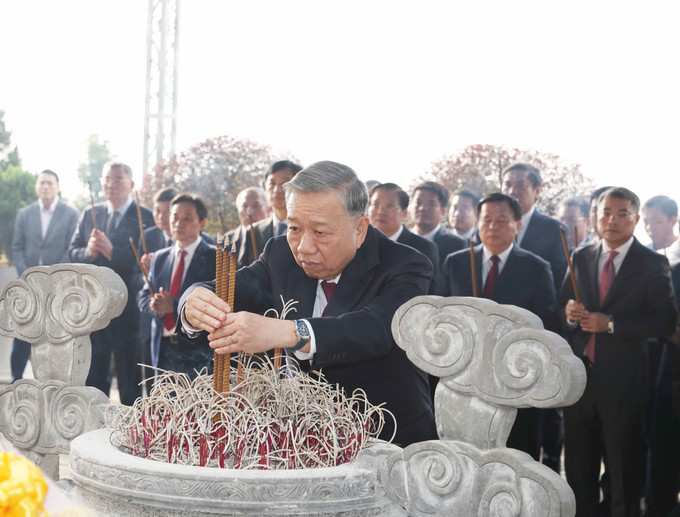 Tổng Bí thư Tô Lâm dâng hương tưởng niệm Tổng Bí thư Trần Phú tại xã Tùng Ảnh, huyện Đức Thọ, tỉnh Hà Tĩnh. Ảnh: Thống Nhất – TTXVN potal-tong-bi-thu-to-lam-dang-huong-tuong-niem-tong-bi-thu-tran-phu-7781042.jpg
