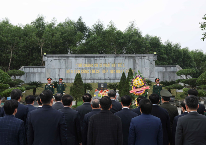 Tổng Bí thư Tô Lâm và đoàn công tác Trung ương dâng hương tưởng niệm tại khu mộ Tổng Bí thư Hà Huy Tập xã Cẩm Hưng, huyện Cẩm Xuyên, tỉnh Hà Tĩnh. Ảnh: Thống Nhất – TTXVN potal-tong-bi-thu-to-lam-dang-huong-tuong-niem-tong-bi-thu-ha-huy-tap-7781037.jpg
