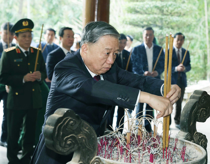 Tổng Bí thư Tô Lâm và đoàn công tác Trung ương dâng hương tưởng niệm liệt sĩ thanh niên xung phong toàn quốc tại Khu di tích Ngã ba Đồng Lộc. Ảnh: Thống Nhất – TTXVN potal-tong-bi-thu-to-lam-dang-huong-tuong-niem-anh-hung-liet-si-tnxp-tai-khu-di-tich-nga-ba-dong-loc-7781078.jpg