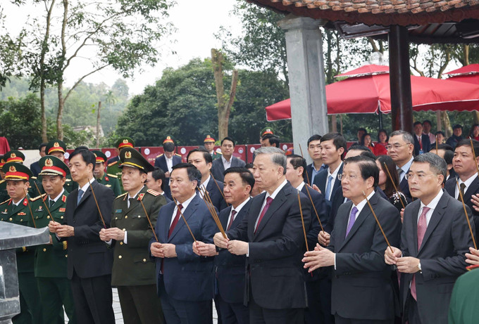 Tổng Bí thư Tô Lâm và đoàn công tác dâng hương tưởng niệm Đại danh y Hải Thượng Lãn Ông Lê Hữu Trác. Ảnh: Thống Nhất – TTXVN potal-tong-bi-thu-to-lam-dang-huong-tuong-niem-dai-danh-y-hai-thuong-lan-ong-le-huu-trac-7781070.jpg