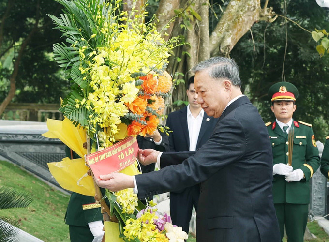 Tổng Bí thư Tô Lâm dâng hoa, dâng hương tưởng niệm tại khu mộ Đại danh y Hải Thượng Lãn Ông Lê Hữu Trác, Danh nhân văn hoá Thế giới tại huyện Hương Sơn, tỉnh Hà Tĩnh. Ảnh: Thống Nhất – TTXVN potal-tong-bi-thu-to-lam-dang-huong-tuong-niem-dai-danh-y-hai-thuong-lan-ong-le-huu-trac-7781068.jpg