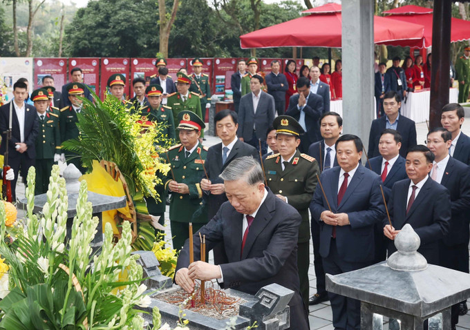 Tổng Bí thư Tô Lâm dâng hương tưởng niệm Đại danh y Hải Thượng Lãn Ông Lê Hữu Trác. Ảnh: Thống Nhất – TTXVN potal-tong-bi-thu-to-lam-dang-huong-tuong-niem-dai-danh-y-hai-thuong-lan-ong-le-huu-trac-7781064.jpg