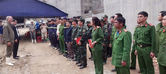 Lực lượng Công an, Quân sự tham gia cứu hộ, cứu nạn được Chủ tịch UBND huyện Đăk Glei thưởng nóng. Ảnh: Cao Nguyên-TTXVN potal-vu-tai-nan-tai-thuy-dien-dak-mi-1-thuong-nong-cho-luc-luong-tham-gia-cuu-ho-cuu-nan-7787713.jpg