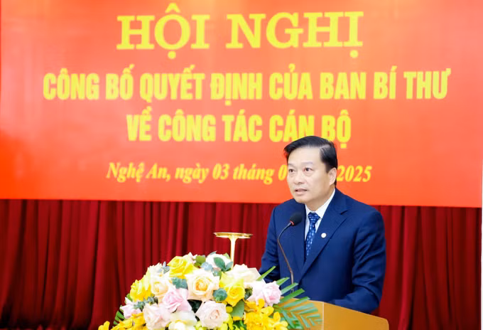 potal-cong-bo-va-trao-quyet-dinh-chuan-y-pho-bi-thu-tinh-uy-nghe-an-7788608.jpg