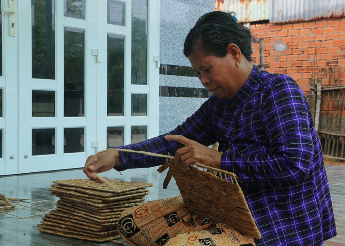 Bà Sơn Thị Sương, xã Tham Đôn (Mỹ Xuyên, Sóc Trăng) có thêm thu nhập, giúp thoát nghèo từ mô hình đan đát. Ảnh: Tuấn Phi - TTXVN potal-soc-trang-giam-tren-4000-ho-ngheo-nam-2024-7742660.jpg
