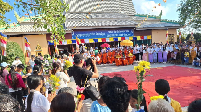 Quang cảnh thực hiện nghi lễ tôn giáo tại Lễ hội Phước Biển thị xã Vĩnh Châu. Ảnh: baovanhoa.vn lehoiphuocbiensoctrang2.png