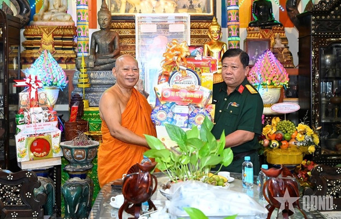 Đại tá Lê Hoàng Giữ, Phó chủ nhiệm Chính trị Quân khu 9 chúc Tết Chol Chnam Thmay tại chùa Buppharam, Bạc Liêu. Ảnh: qdnd.vn quankhu9baclieu.jpg