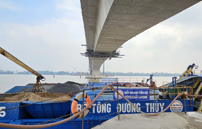 Các địa biểu dự lễ Hợp long cầu Đại Ngãi 2 bắc qua sông Hậu. Ảnh: Trung Hiếu - TTXVN potal-hop-long-cau-dai-ngai-2-bac-qua-song-hau-7791119.jpg