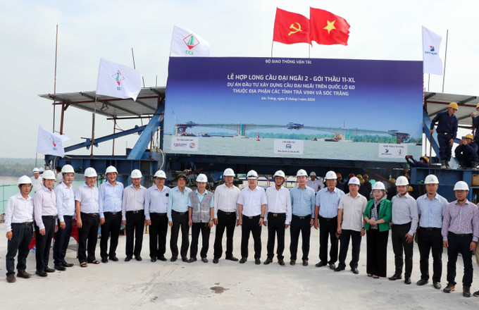 Các địa biểu dự lễ Hợp long cầu Đại Ngãi 2 bắc qua sông Hậu. Ảnh: Trung Hiếu - TTXVN potal-hop-long-cau-dai-ngai-2-bac-qua-song-hau-7791116.jpg