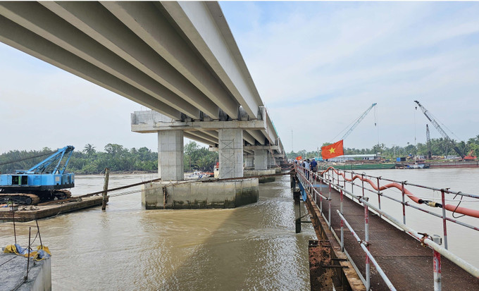 Cầu Đại Ngãi 2 nối huyện Cù Lao Dung giữa sông Hậu với đất liền phía Sóc Trăng. Ảnh: Trung Hiếu - TTXVN potal-hop-long-cau-dai-ngai-2-bac-qua-song-hau-7791115.jpg