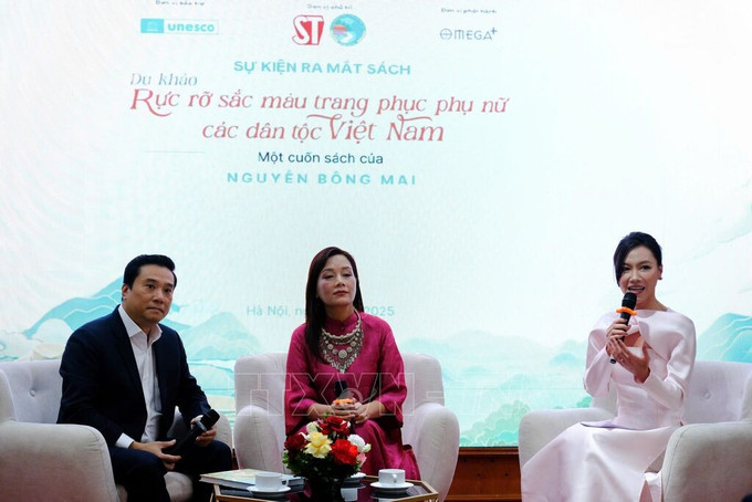 Giao lưu với tác giả Nguyễn Bông Mai và Phó Giám đốc, Phó Tổng biên tập Nhà Xuất bản Chính trị quốc gia Sự Thật Nguyễn Thái Bình. Ảnh: chinhsachcuocsong.vnanet.vn ramatsachdukhao.jpg
