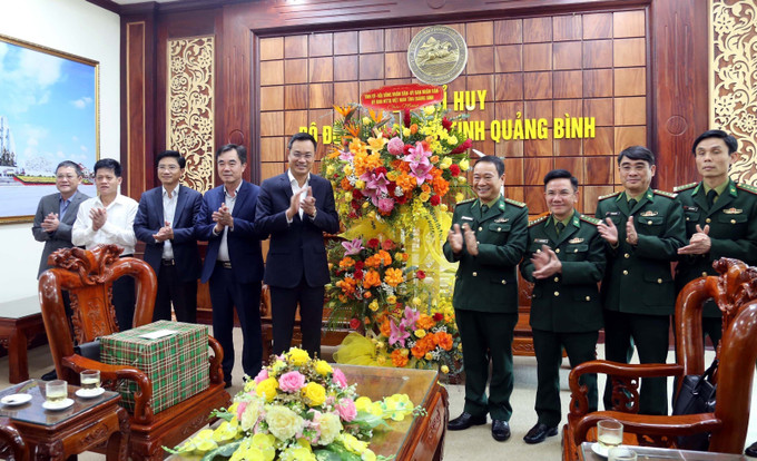 Bí thư Tỉnh ủy Quảng Bình Lê Ngọc Quang tặng hoa chúc mừng Bộ Chỉ huy Bộ đội Biên phòng tỉnh Quảng Bình. Ảnh: Tá Chuyên – TTXVN potal-bi-thu-tinh-uy-quang-binh-tham-lam-viec-voi-bo-chi-huy-bo-doi-bien-phong-tinh-7878266.jpg
