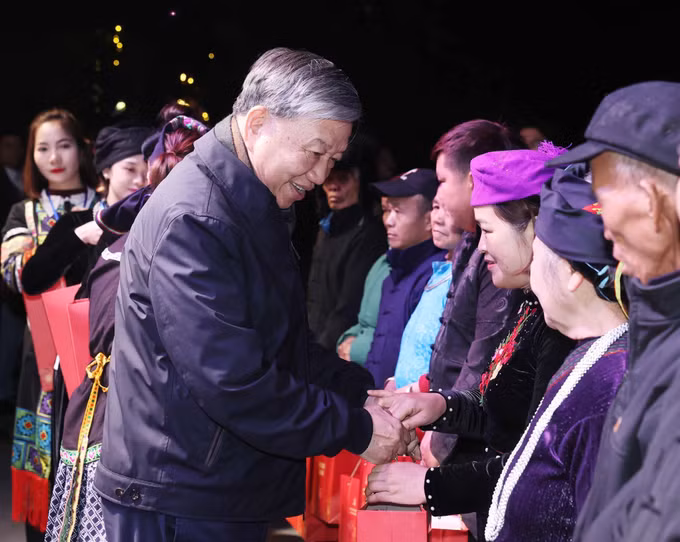 potal-tong-bi-thu-tang-qua-cho-gia-dinh-chinh-sach-tai-ha-giang-7841832.jpg