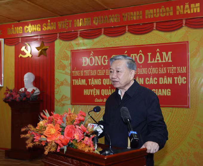 potal-tong-bi-thu-to-lam-va-doan-cong-tac-tham-tang-qua-cho-nhan-dan-cac-dan-toc-huyen-quan-ba-7841627.jpg