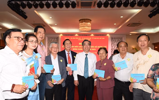 potal-thanh-pho-ho-chi-minh-gap-mat-dong-bao-dan-toc-thieu-so-tieu-bieu-7856551.jpg