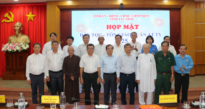 Lãnh đạo tỉnh chụp hình lưu niệm cùng chức sắc, chức việc, nhà tu hành tiêu biểu các tôn giáo, già làng, người có uy tín trong đồng bào các dân tộc trên địa bàn tỉnh nhân dịp Họp mặt Xuân Ất Tỵ năm 2025. Ảnh: Thanh Tân - TTXVN potal-tay-ninh-chuc-sac-ton-giao-nguoi-co-uy-tin-gop-phan-thuc-day-phat-trien-kinh-te-xa-hoi-7817701.jpg