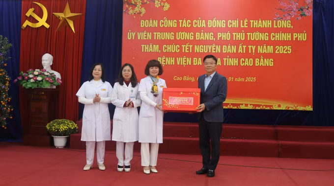 potal-pho-thu-tuong-le-thanh-long-tham-va-chuc-tet-tai-cao-bang-7819218.jpg