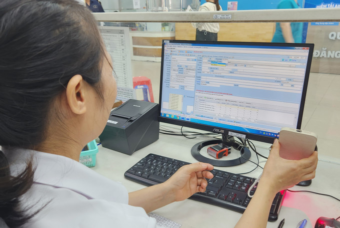 Nhân viên y tế Bệnh viện Thành phố Thủ Đức, Thành phố Hồ Chí Minh quét mã Sổ sức khỏe điện tử trên ứng dụng VNeID. Ảnh: Đinh Hằng – TTXVN potal-so-suc-khoe-dien-tu-tien-nguoi-dan-ich-benh-vien-7722061.jpg