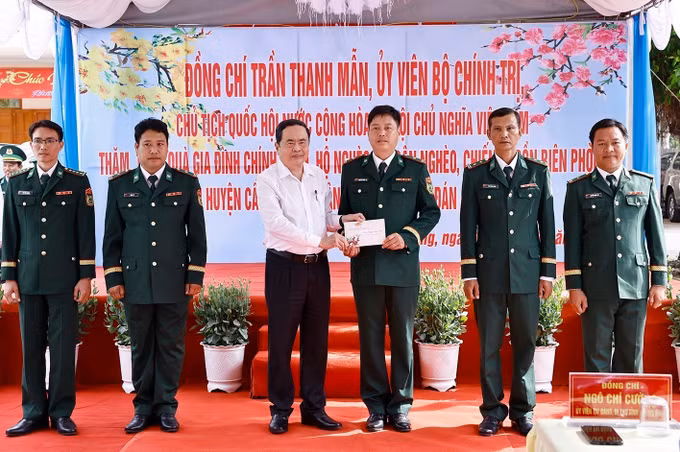 potal-chu-tich-quoc-hoi-tang-qua-tet-ho-chinh-sach-chien-si-bien-phong-my-long-tinh-tra-vinh-7801195.jpg