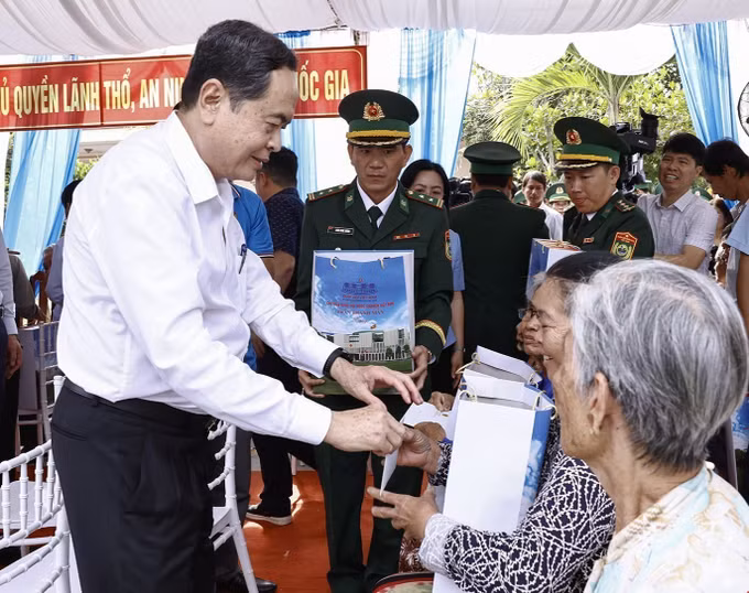 potal-chu-tich-quoc-hoi-tham-tang-qua-tet-ho-chinh-sach-chien-si-bien-phong-my-long-tinh-tra-vinh-7801227.jpg