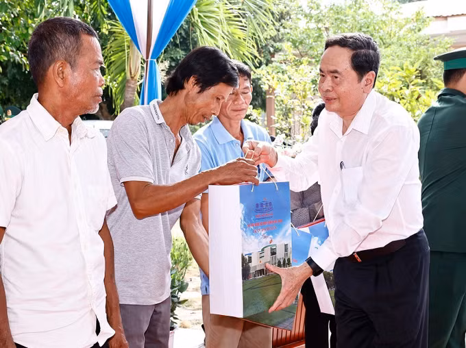 potal-chu-tich-quoc-hoi-tham-tang-qua-tet-ho-chinh-sach-chien-si-bien-phong-my-long-tinh-tra-vinh-7801223.jpg