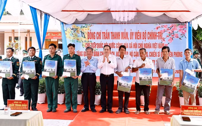 potal-chu-tich-quoc-hoi-tham-tang-qua-tet-ho-chinh-sach-chien-si-bien-phong-my-long-tinh-tra-vinh-7801224.jpg