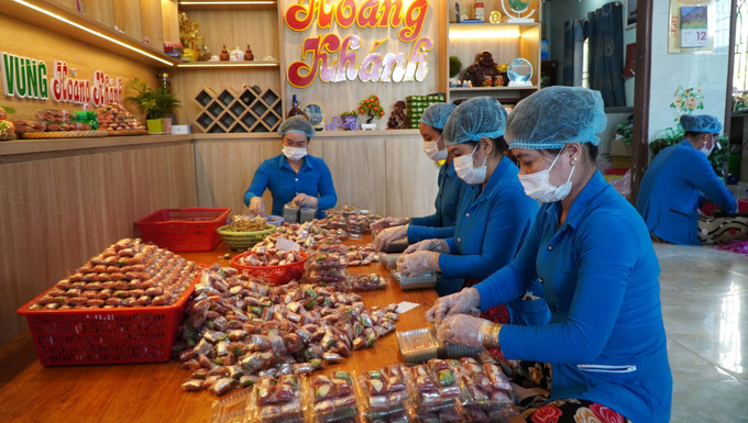 Công nhân làm việc ở Làng nghề làm nem Lai Vung. Ảnh: Nhựt An - TTXVN potal-dong-thap-tang-cuong-bao-ton-va-phat-trien-cac-lang-nghe-7917092.jpg