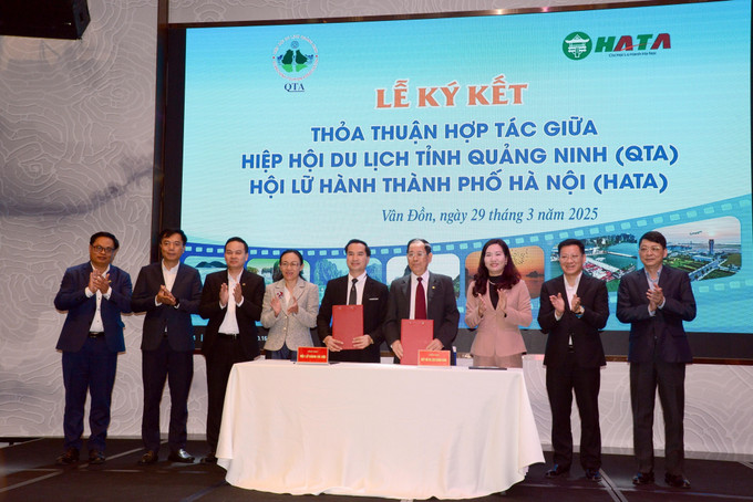 Hiệp hội du lịch tỉnh Quảng Ninh và Hội Lữ hành Thành phố Hà Nội ký kết thỏa thuận hợp tác. Ảnh: Thanh Vân - TTXVN potal-quang-ninh-nang-tam-du-lich-tren-vinh-bai-tu-long-7942223.jpg