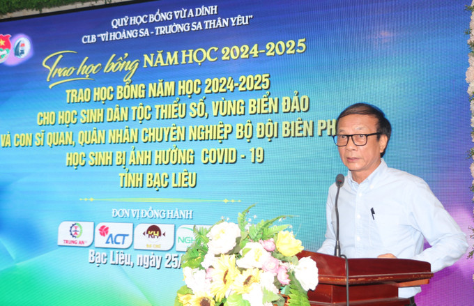 Ông Nguyễn Trân Châu, Phó Giám đốc Thường trực Quỹ học bổng Vừ A Dính, Phó Chủ nhiệm CLB "Vì Hoàng Sa - Trường Sa thân yêu”, phát biểu tại chương trình. Ảnh: Tuấn Kiệt – TTXVN potal-trao-hoc-bong-vu-a-dinh-clb-vi-hoang-sa-truong-sa-than-yeu-nam-hoc-2024-2025-tai-bac-lieu-7932436.jpg
