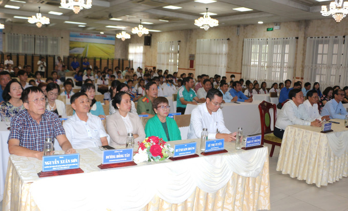 Các đại biểu tham dự chương trình. Ảnh: Tuấn Kiệt – TTXVN potal-trao-hoc-bong-vu-a-dinh-clb-vi-hoang-sa-truong-sa-than-yeu-nam-hoc-2024-2025-tai-bac-lieu-7932437.jpg