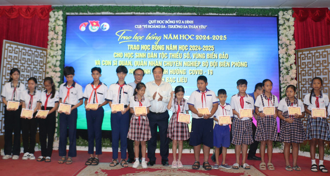 Trao học bổng Vừ A Dính cho các học sinh. Ảnh: Tuấn Kiệt – TTXVN potal-trao-hoc-bong-vu-a-dinh-clb-vi-hoang-sa-truong-sa-than-yeu-nam-hoc-2024-2025-tai-bac-lieu-7932435.jpg