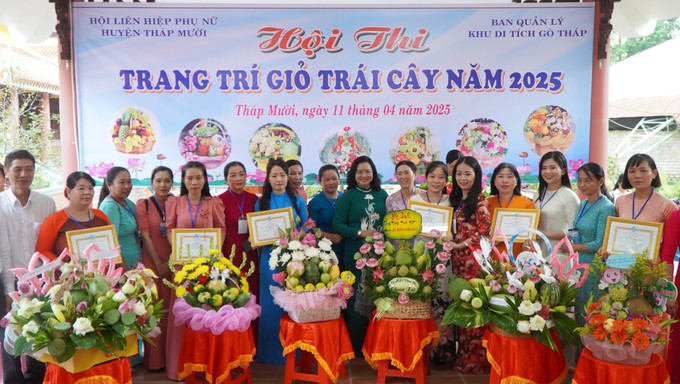 Trao giải Hội thi trang trí giỏ trái cây, một trong những hoạt động tại Lễ hội Vía bà Chúa xứ năm 2025. Ảnh: Nhựt An - TTXVN potal-le-hoi-via-ba-chua-xu-nam-2025-tai-khu-di-tich-go-thap-tinh-dong-thap-7966258.jpg