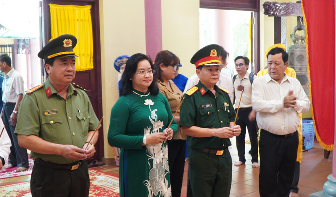 Đại diện lãnh đạo tỉnh Đồng Tháp thực hiện nghi thức dâng hương tại Miếu bà Chúa xứ (nằm trong khuôn viên Khu Di tích Quốc gia đặc biệt Gò Tháp). Ảnh: Nhựt An - TTXVN potal-le-hoi-via-ba-chua-xu-nam-2025-tai-khu-di-tich-go-thap-tinh-dong-thap-7966264.jpg