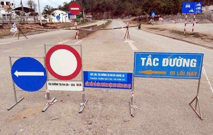 Cơ quan chức năng tỉnh Bắc Kạn đã phân luồng giao thông, cảnh báo sụt lún. Ảnh: Nguyễn Công Hải - TTXVN potal-xuat-hien-them-ho-sut-lun-gan-ho-tu-than-tai-bac-kan-7966324.jpg