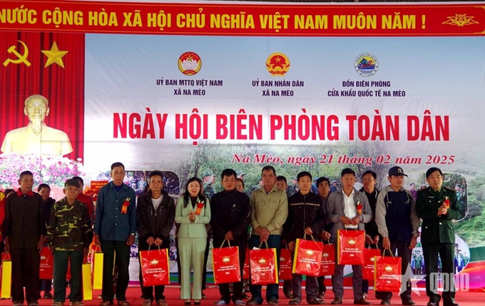 Các đại biểu tặng quà các gia đình chính sách ở xã Na Mèo, huyện Quan Sơn, tỉnh Thanh Hóa. Ảnh: qdnd.vn nameo2.jpg