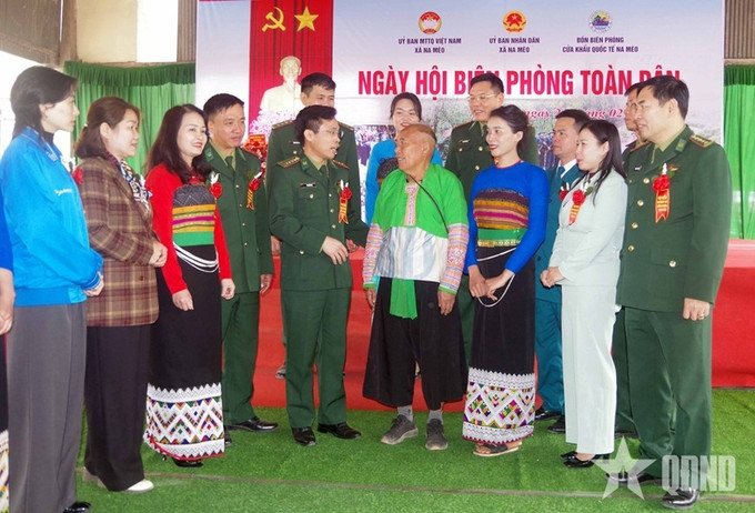 Các đại biểu động viên đội ngũ già làng, trưởng bản và nhân dân địa phương. Ảnh: qdnd.vn nameo.jpg