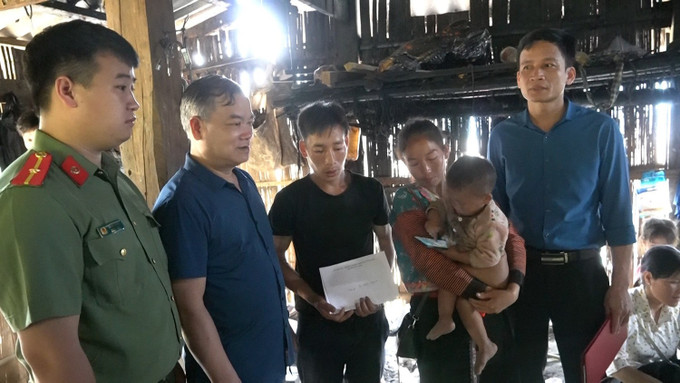 Lãnh đạo huyện Văn Bàn thăm hỏi, động viên gia đình. Ảnh: baolaocai.vn lanh-dao-huyen-van-ban-tham-hoi-gia-dinh-nan-nhan.jpg
