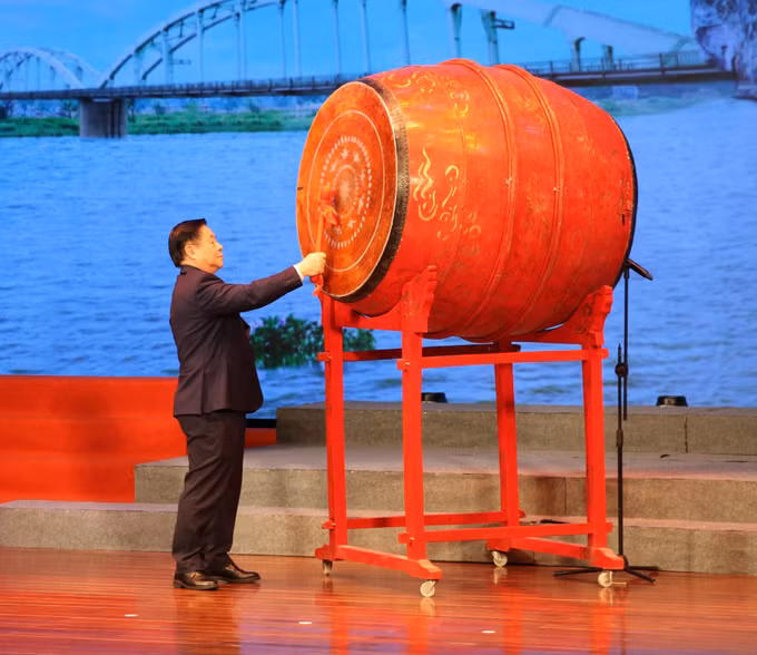 potal-khai-mac-ngay-tho-viet-nam-lan-thu-23-voi-chu-de-to-quoc-bay-len-233838180-7853285.jpg