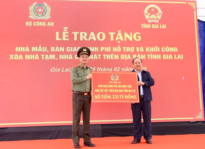 potal-bo-cong-an-chung-tay-xoa-nha-tam-dot-nat-voi-tinh-gia-lai-7872974.jpg