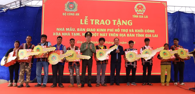potal-bo-cong-an-chung-tay-xoa-nha-tam-dot-nat-voi-tinh-gia-lai-7872970.jpg
