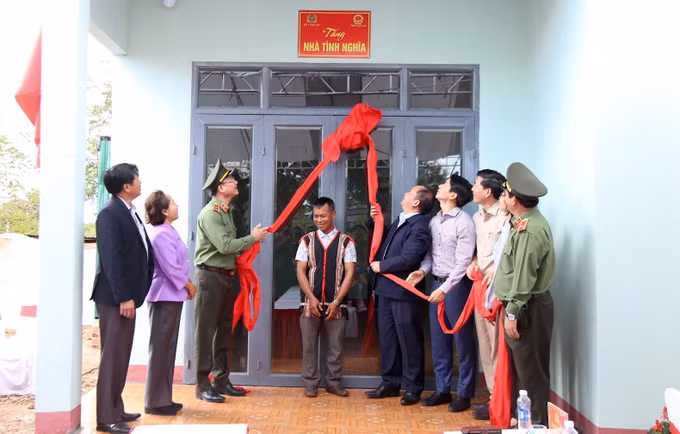 potal-bo-cong-an-chung-tay-xoa-nha-tam-dot-nat-voi-tinh-gia-lai-7873012-1.jpg