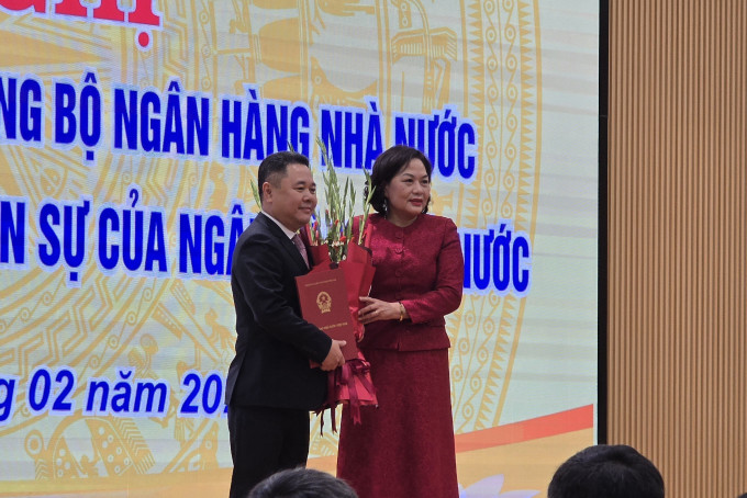 Thống đốc Ngân hàng Nhà nước Nguyễn Thị Hồng trao quyết định điều động, bổ nhiệm giữ chức Phó Thống đốc Ngân hàng Nhà nước Việt Nam đối với ông Nguyễn Ngọc Cảnh. Ảnh: Lê Phương-TTXVN potal-ong-nguyen-ngoc-canh-giu-chuc-pho-thong-doc-ngan-hang-nha-nuoc-7872732.jpg