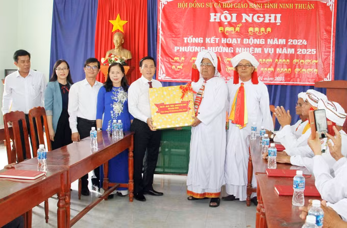 potal-chuc-tet-co-truyen-ramuvan-cua-dong-bao-cham-o-ninh-thuan-7873172.jpg