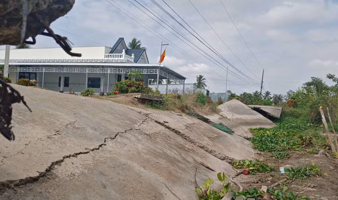 potal-giao-thong-vung-ngot-hoa-ca-mau-con-nhieu-ngon-ngang-sau-dai-han-7927810.jpg